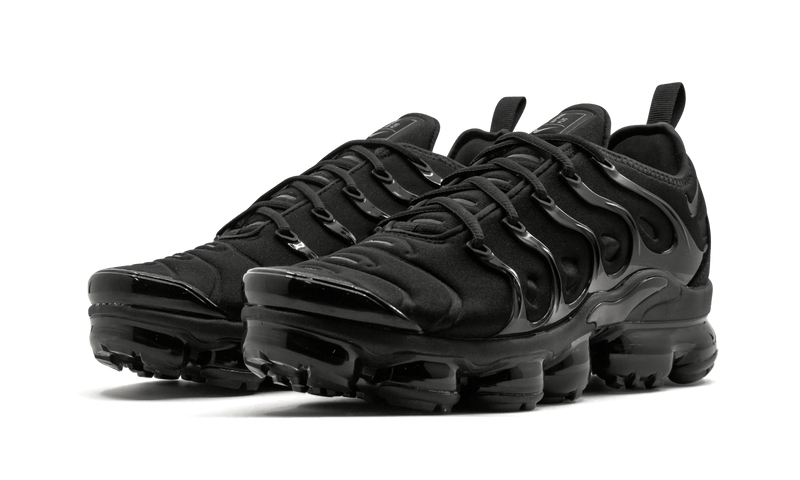 All black vapormax tns on sale