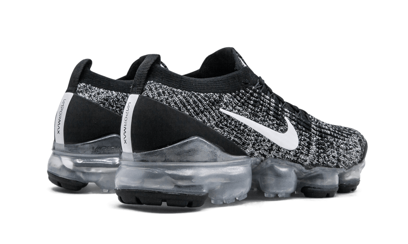 Black and white vapormax flyknit 3 hotsell